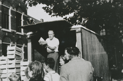 875418 Portret van Jan Korvezee (bloemenhandelaar, Oranjestraat 14bis) in Wijk C te Utrecht, in zijn bloemen- en ...